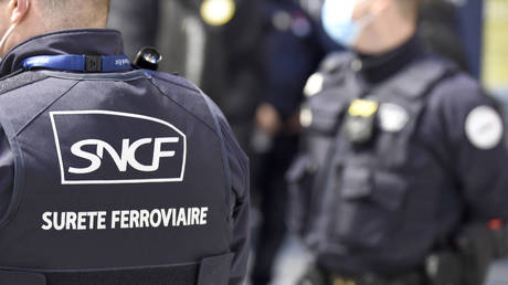 Сотрудники службы безопасности парижской железной дороги застрелили нападавшего с ножом после того, как он крикнул: « Францией правит Исламское государство »