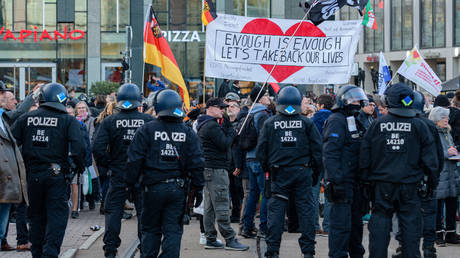 Столкновения, аресты, сотни протестов против мандатов Covid в Лейпциге