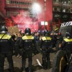 Столкновения протестующих и полиции после объявления новых ограничений Covid в Нидерландах - RT World News