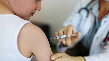 Страны предостерегли от поспешной вакцинации детей