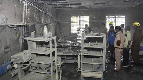 В индийской больнице в результате сильного пожара погибли 10 пациентов интенсивной терапии Covid-19