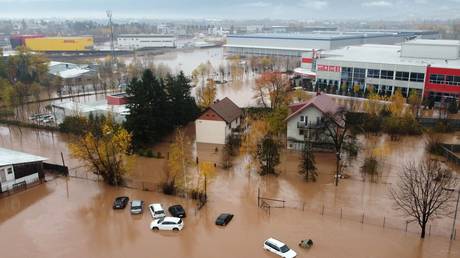 Внезапные наводнения обрушились на Боснию, в результате чего в Сараево отключились электричество