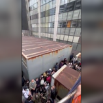 Более 300 человек оказались в ловушке на крыше из-за возгорания небоскреба - RT World News