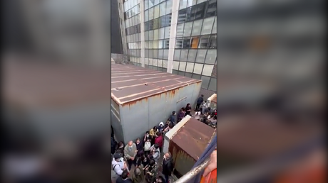 Более 300 человек оказались в ловушке на крыше из-за возгорания небоскреба
