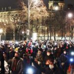 Десятки тысяч затопили улицы Вены, чтобы почтить память жертв Covid - RT World News