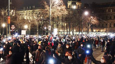 Десятки тысяч вышли на улицы Вены, чтобы почтить память жертв