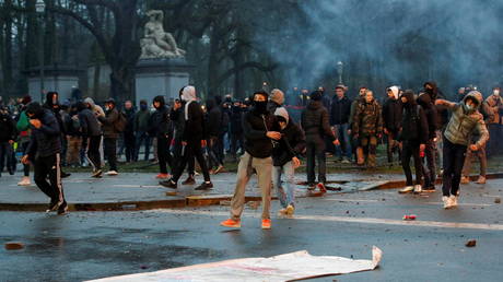 Десятки задержанных в ходе протестов против ограничений Covid в Брюссел