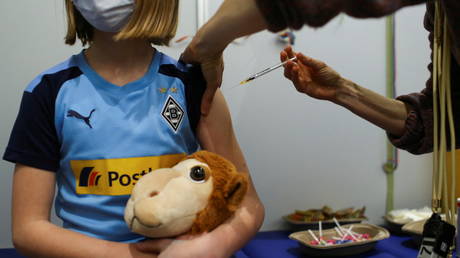 Дети получают несанкционированную вакцину против Covid