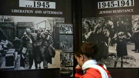 Еврейского журналиста допрашивают за твит о Холокосте