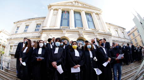 Французские юристы требуют достойных условий работы