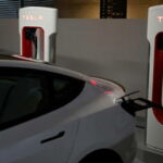 Крупная таксомоторная компания приостанавливает работу всех Tesla Model 3 из-за `` серьезной аварии '' - RT World News