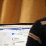Медицинский журнал критикует Facebook за "неточную и некомпетентную" проверку фактов - RT World News