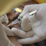 Министры обдумывают отправку бригад по вакцинации в дома непокоренных - сообщения - RT World News