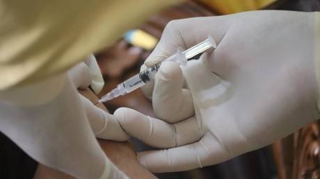 Министры обдумывают отправку бригад по вакцинации в дома непокоренных