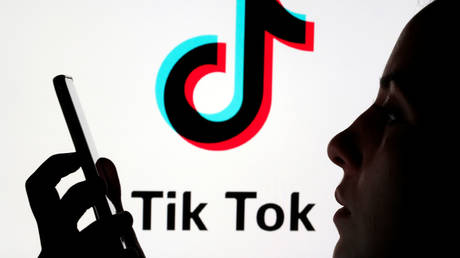 Модератор контента TikTok подал в суд за нанесение ущерба психическому здоровью