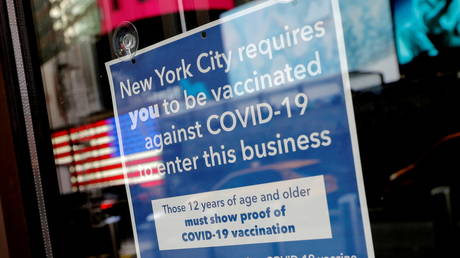 Нью-Йорку грозит тюремное заключение за фальсификацию вакцинации