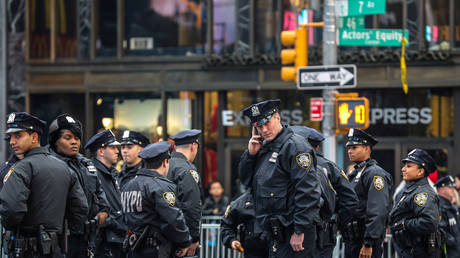 Офицеры полиции Нью-Йорка получили приказ вернуться к работе на Новый год