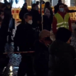 Полиция использует мерные палочки для обеспечения социального дистанцирования (ВИДЕО) - RT World News