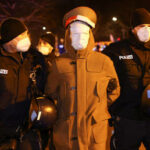 Полиция раскрыла заговор убийства из арбалета против ваксера - RT World News