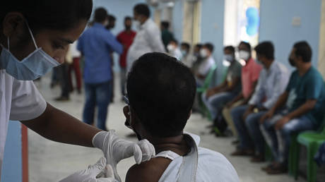 Премьер-министр Индии Моди объявляет о вакцинации подростков против COVID-19