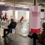 Разработчик микрочипа Covid объяснил, почему людям нужен имплант паспорта вакцины - RT World News
