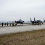 США перебрасывают истребители F-15 ближе к границам России - RT World News