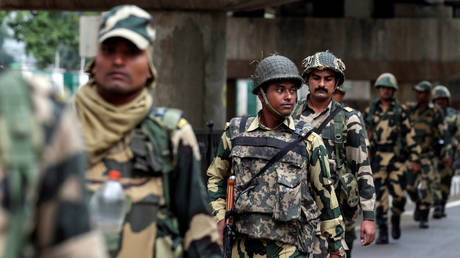 Столкновения вспыхнули после того, как в результате неудачного рейда безопасности погибли мирные жители Индии