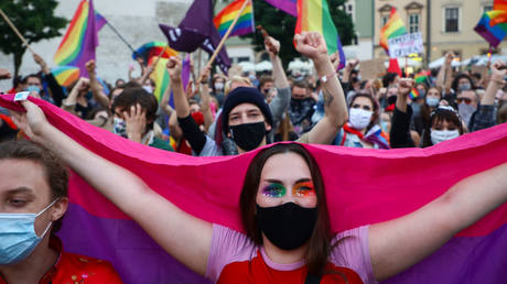 Суд ЕС встал на сторону ЛГБТ-пары в стремительном развитии