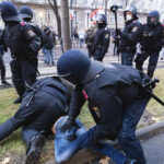 В Европе нанимают охотников на непривитых - RT World News