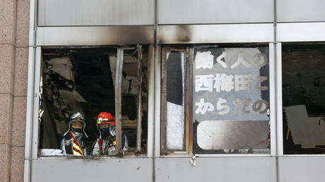 В связи с подозрением в поджоге здания в Осаке опасаются смертей