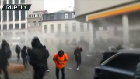 Водомёт и слезоточивый газ задействованы во время хаотичных протестов против COVID-19 в Брюсселе