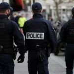 Вооруженный мужчина взял заложников в парижском магазине - RT World News