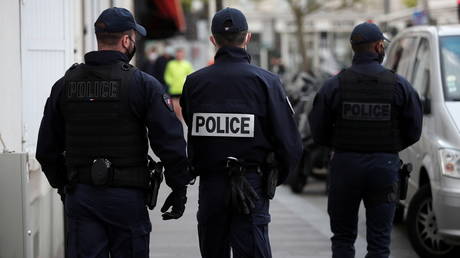 Вооруженный мужчина взял заложников в парижском магазине