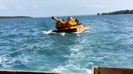 Загадочный плавучий танк поднят с моря