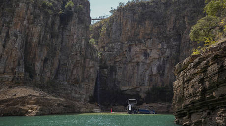 Гигантский камнепад в каньоне обрушился на туристические лодки, погибли по меньшей мере 5 человек