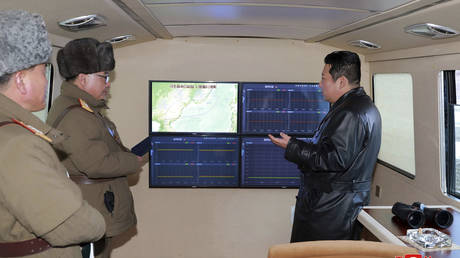 Ким Чен Ын хочет больше «стратегических военных мускулов»