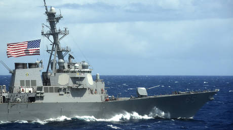 Китай «предупреждает» об эсминце США