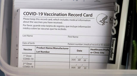 Медсестер в Нью-Йорке арестовали за то, что они заработали ошеломляющую сумму на поддельных карточках вакцинации
