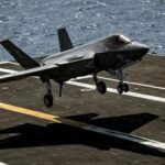 Моряки пострадали после неудачной посадки американского истребителя возле Китая — RT World News