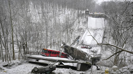 Мост рухнул накануне визита Байдена в инфраструктуру, 10 человек пострадали