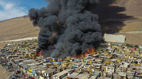 Неконтролируемый пожар уничтожает дома в трущобах