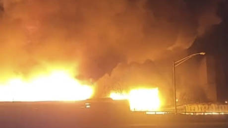 Огромный пожар охватил химический завод в Нью-Джерси