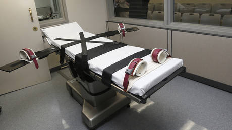 Приговоренные к смертной казни требуют расстрела