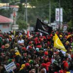 Протестующие за вакцинацию избили начальника больницы - RT World News