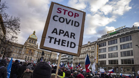 Тысячи людей протестуют против ограничений Covid в Европе