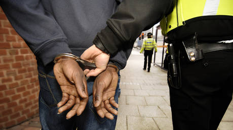 Тысячи подозреваемых в сексуальных преступлениях освобождены «безоговорочно»