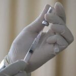 Ученый сообщил, когда может появиться вакцина против Covid с пожизненной защитой - RT World News
