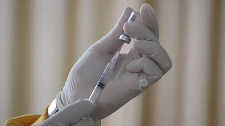 Ученый сообщил, когда может появиться вакцина против Covid с пожизненной защитой