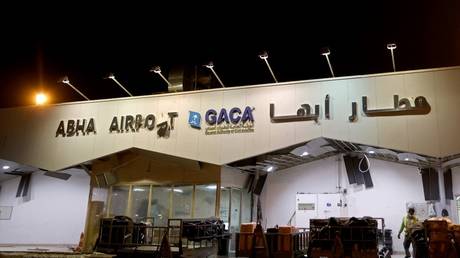 12 человек получили ранения в результате атаки беспилотников на аэропорт Саудовской Аравии