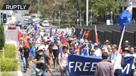 Австралийский «Конвой свободы» марширует к зданию парламента